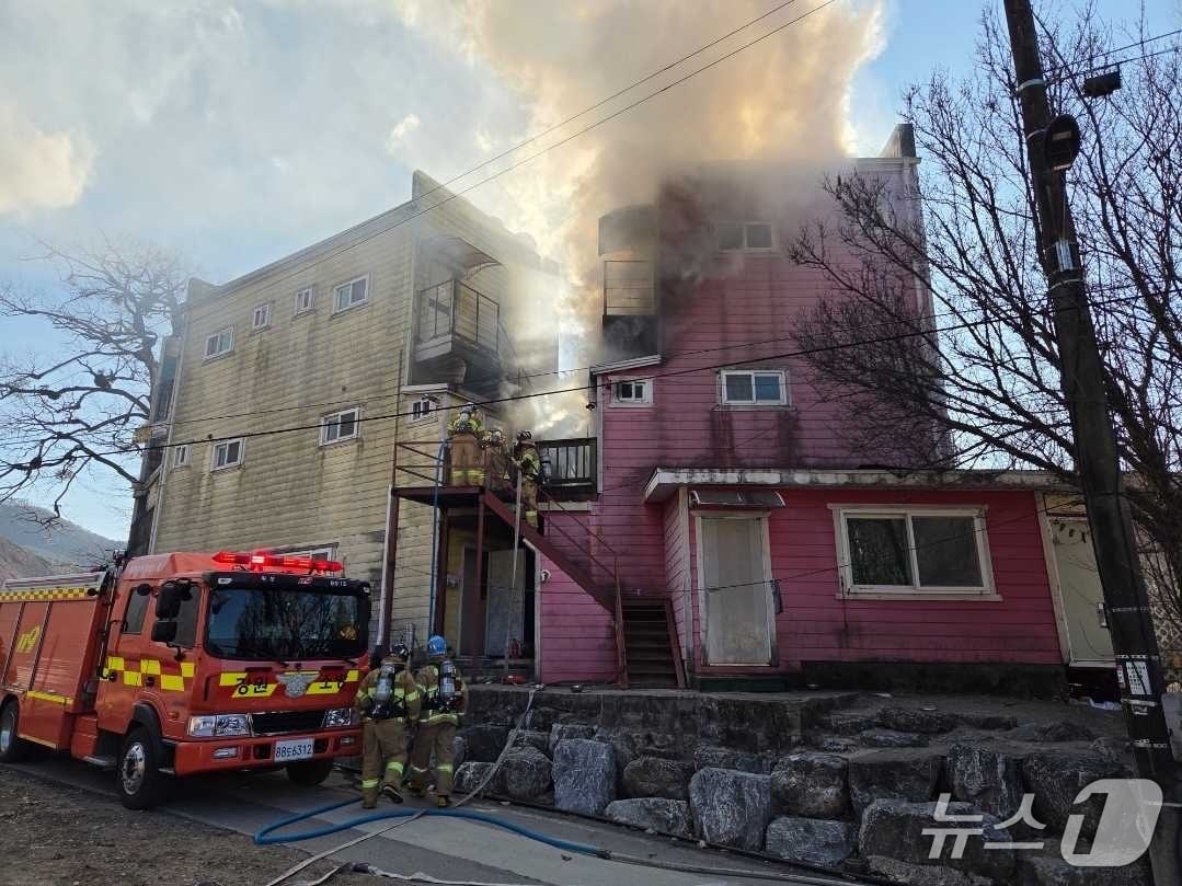 강원 횡성 공근면 펜션 화재 현장.(횡성소방서 제공, 재판매 및 DB금지)