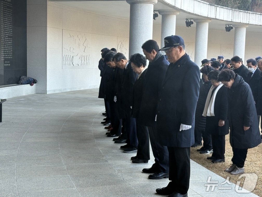 대전지방보훈청과 대전지역 보훈단체들이 5일 대전보훈공원 영렬탑 앞에서 참배하고 있다.(대전보훈청 제공) /뉴스1