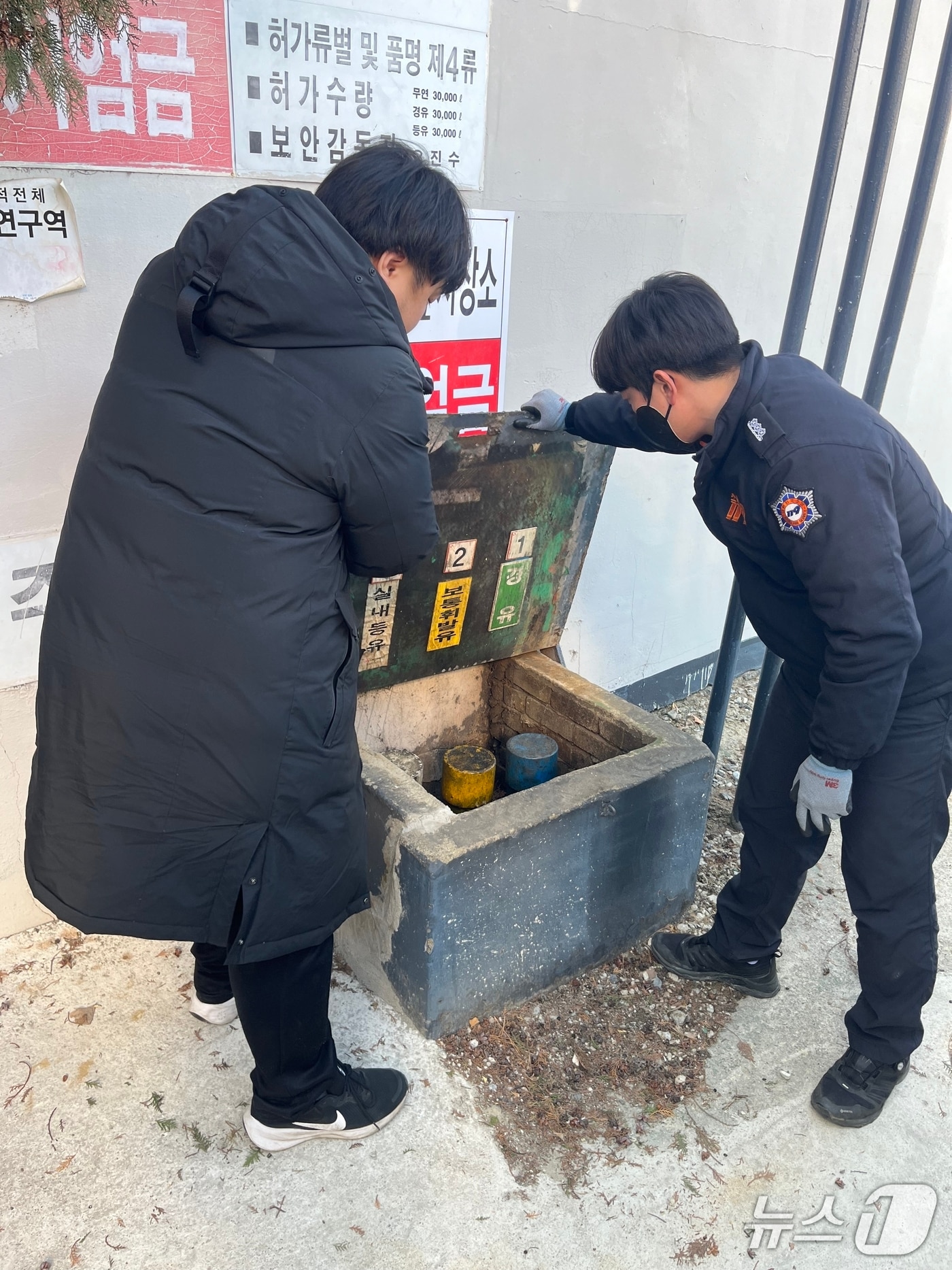 전북 소방이 '겨울철 주유소 화재예방 특별대책'의 일환으로 현장 점검을 진행하고 있다.(전북소방본부 제공. 재판매 및 DB금지)