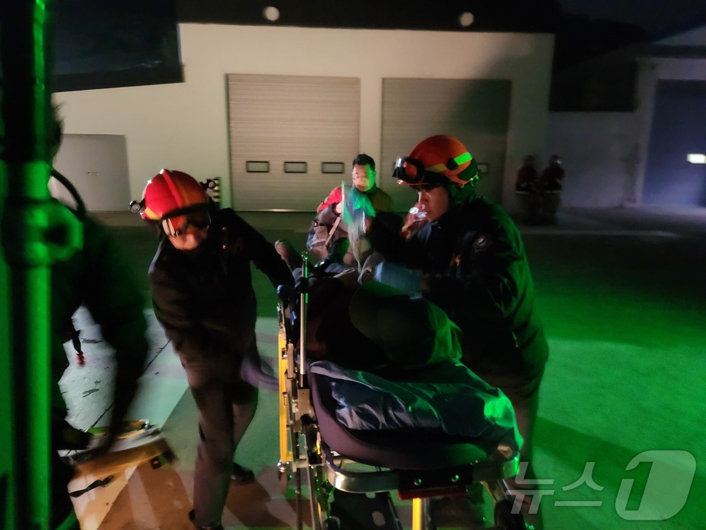 여수해경이 지난 4일 거문도에서 발생한 응급 환자를 헬기를 이용해 인근 병원으로 이송하고 있다. (여수해경 제공. 재판매 및 DB금지) ⓒ News1