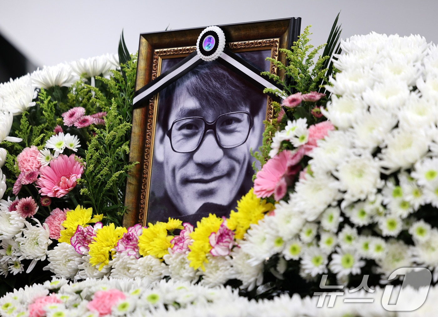 5일 서울 중구 서울영화센터에 고 안성기의 추모 공간이 마련돼 있다. 안성기는 이날 오전 9시 서울 용산구 순천향대병원 중환자실에서 가족들이 지켜보는 가운데 눈을 감았다. 향년 74세. 2026.1.5/뉴스1 ⓒ News1 박지혜 기자