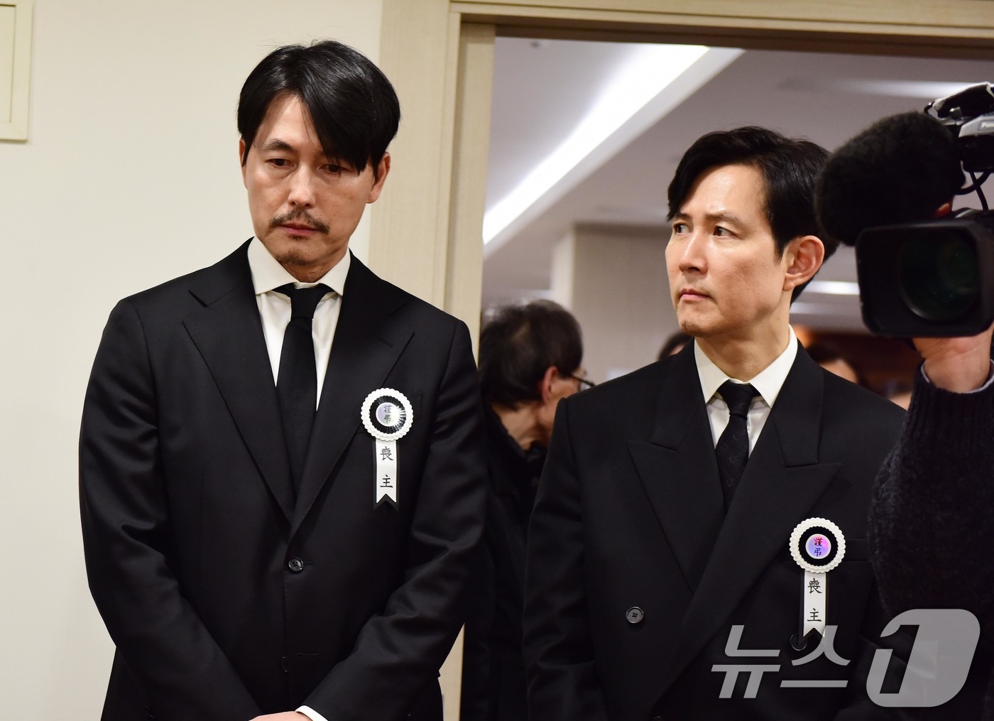 배우 정우성과 이정재가 5일 서울 서초구 서울성모병원 장례식장에 마련된 배우 안성기의 빈소에서 조문객을 맞이하고 있다. 2026.1.5/뉴스1 ⓒ News1 사진공동취재단