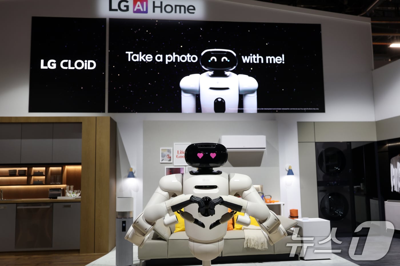 AI 홈로봇 'LG 클로이드'가 손하트를 만들고 있다. 2026.1.6 ⓒ 뉴스1 황기선 기자