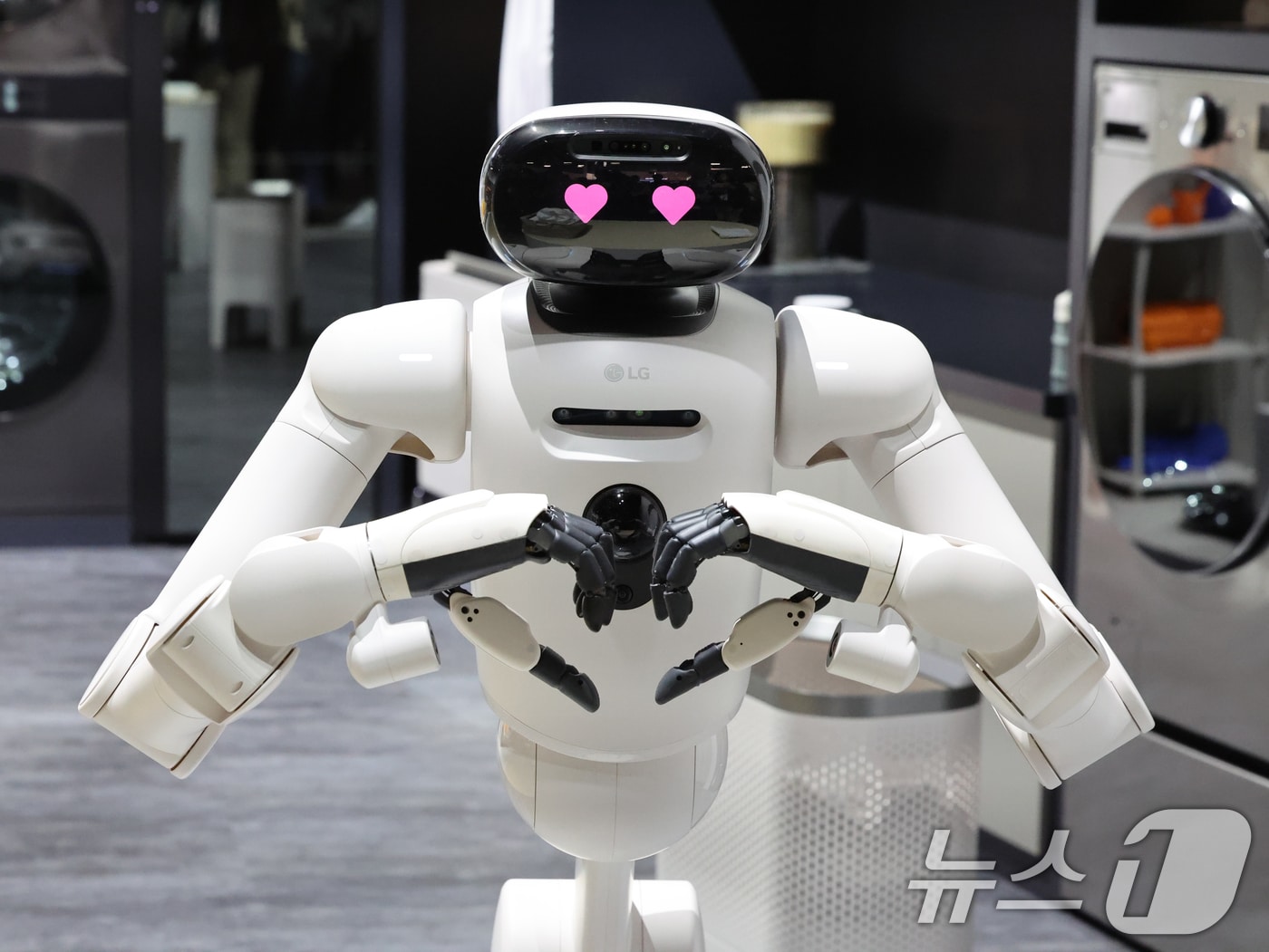세계 최대 IT(정보기술)·가전 전시회 'CES 2026' 개막을 하루 앞둔 5일(현지시간) 미국 네바다주 라스베이거스 컨벤션센터(LVCC)에서 열린 LG전자 사전 부스투어에서 AI 홈로봇 'LG 클로이드'가 손하트를 만들고 있다. 2026.1.6 ⓒ 뉴스1 황기선 기자