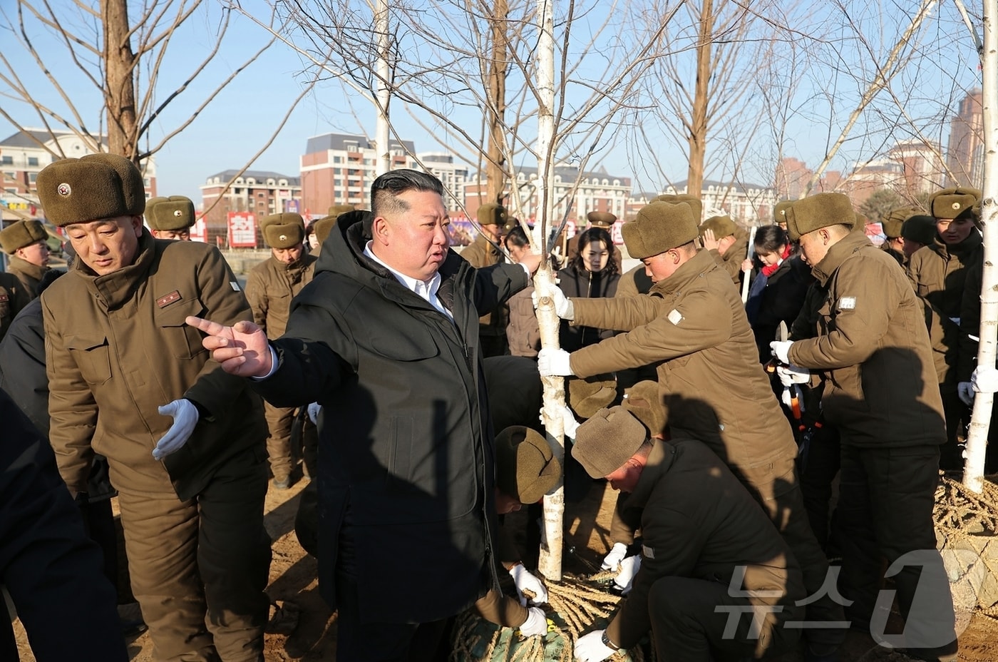 (평양 노동신문=뉴스1) = 북한 노동당 기관지 노동신문은 6일 "김정은 총비서가 지난 5일 당·정부 지도간부들과 함께 해외군사작전 전투위훈기념관 건설장을 찾았다"라고 보도했다. 이날 현지지도에는 딸 주애가 동행했다. [국내에서만 사용가능. 재배포 금지. DB 금지. For Use Only in the Republic of Korea. Redistribution Prohibited] rodongphoto@news1.kr