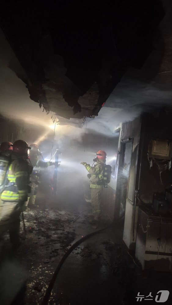 천안 상가주택 화재 진화 모습.(천안서북소방서 제공. 재판매 및 DB금지)