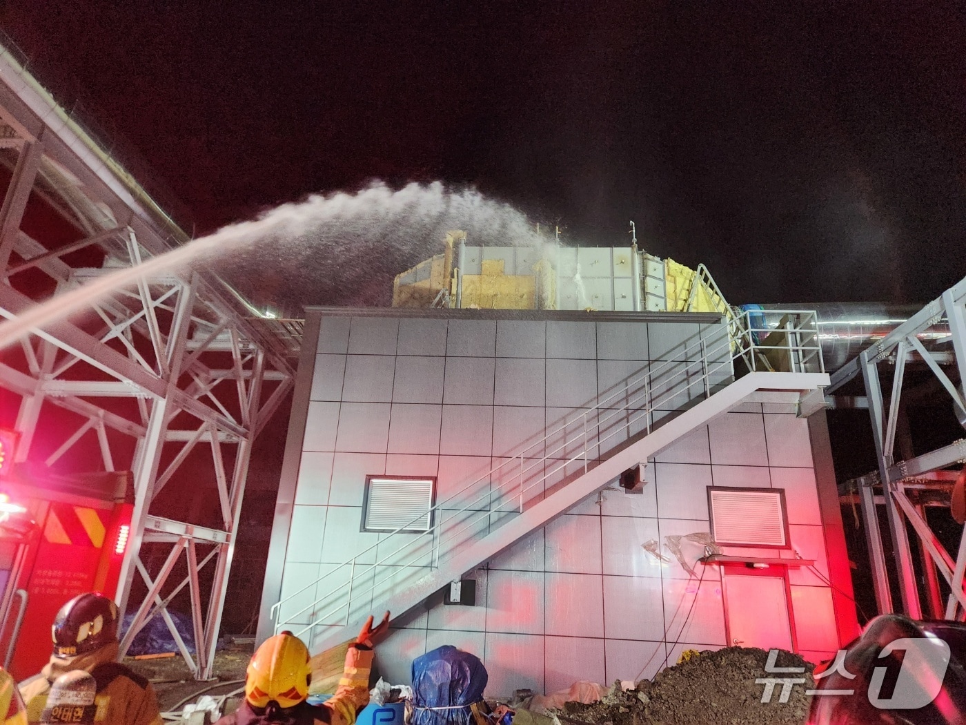 지난 5일 오후 제주시 구좌읍 동복리 자원순환시설에서 발생한 화재현장에서 소방당국이 안정화 작업을 진행 중이다.(제주도소방안전본부 제공. 재판매 및 DB 금지)