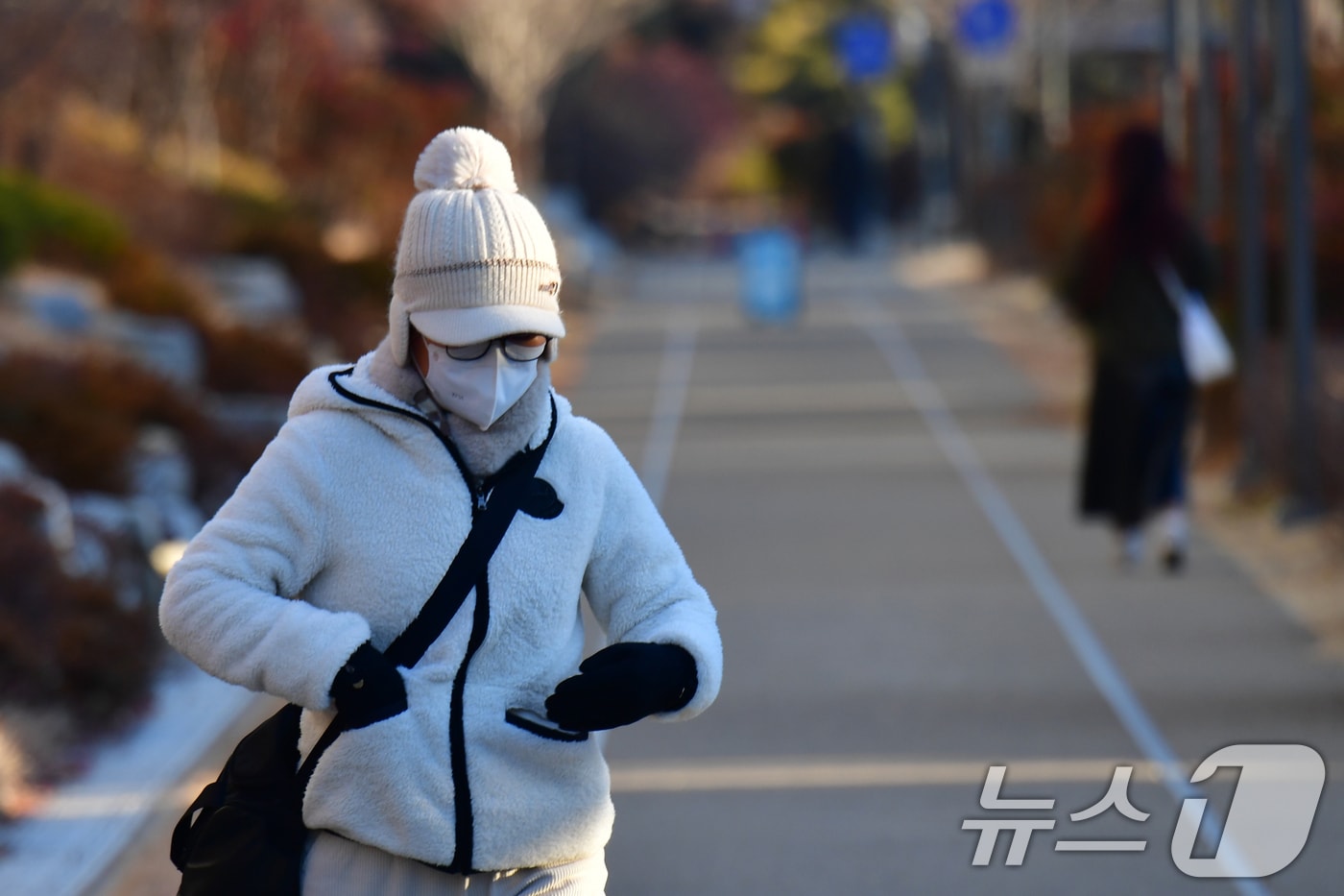 6일 경북 포항시 남구 대장동 철길 숲 도로에서 두터운 방한복 차림의 시민들이 걸어가고 있다. 2026.1.6/뉴스1 ⓒ News1 최창호 기자