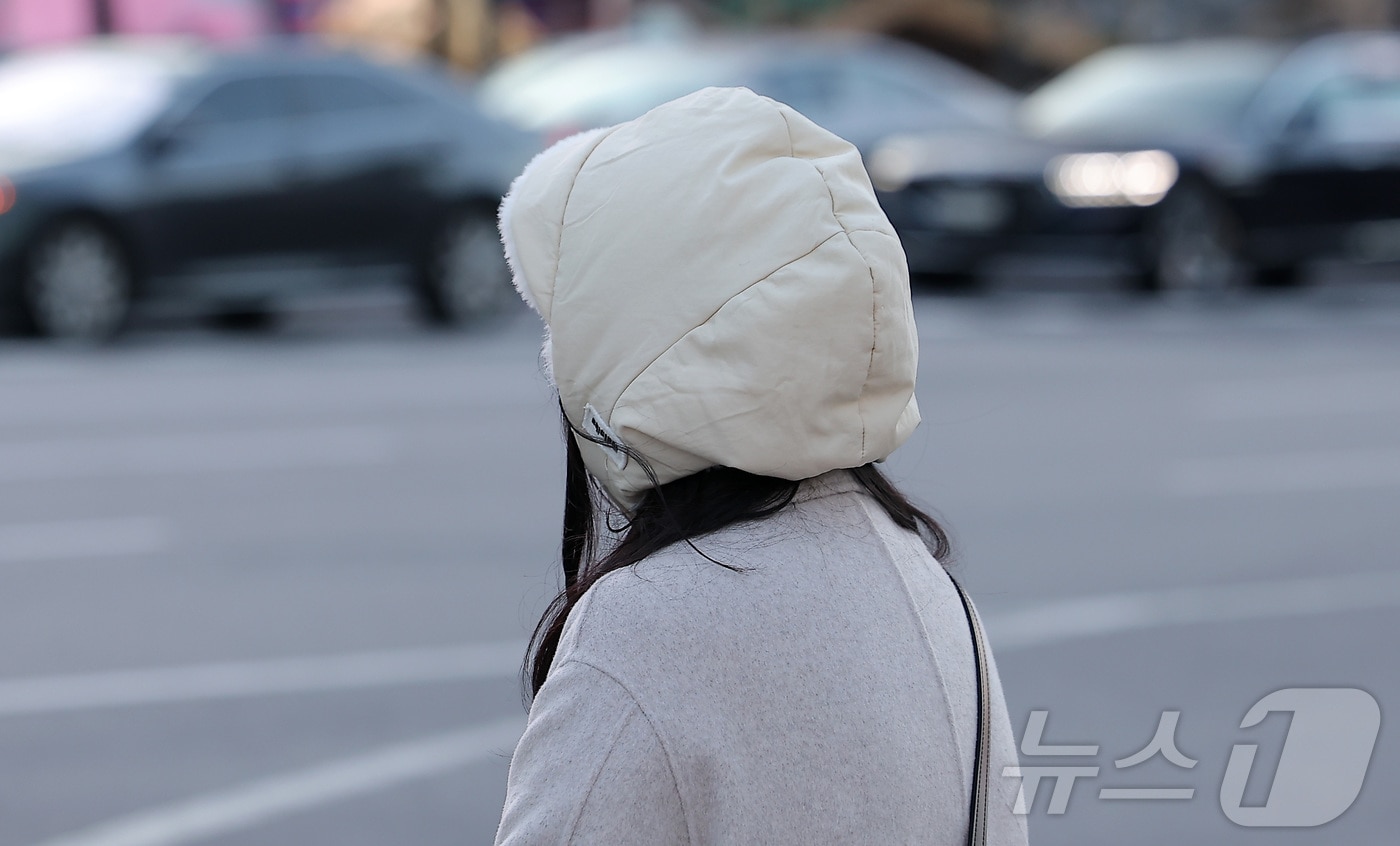 중부 내륙을 중심으로 아침 기온이 크게 떨어지며 영하 10도 안팎의 쌀쌀한 날씨를 보인 6일 오전 서울 종로구 광화문네거리에서 시민들이 출근길 발걸음을 서두르고 있다.  2026.1.6/뉴스1 ⓒ News1 김성진 기자