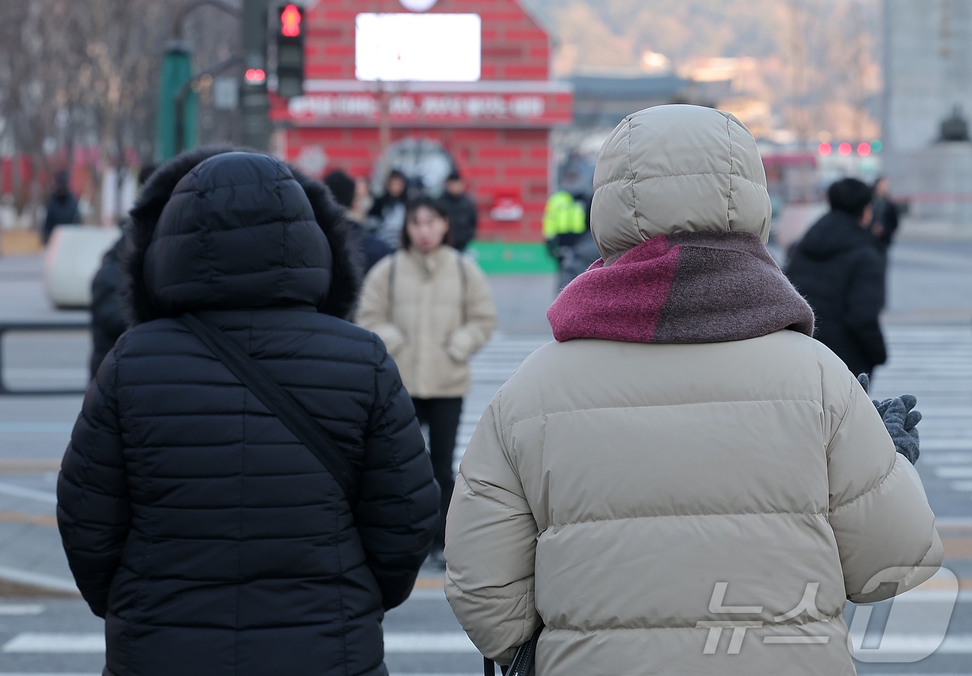 중부 내륙을 중심으로 아침 기온이 크게 떨어지며 영하 10도 안팎의 쌀쌀한 날씨를 보인 6일 오전 서울 종로구 광화문네거리에서 시민들이 출근길 발걸음을 서두르고 있다.2026.1.6/뉴스1 ⓒ News1 김성진 기자