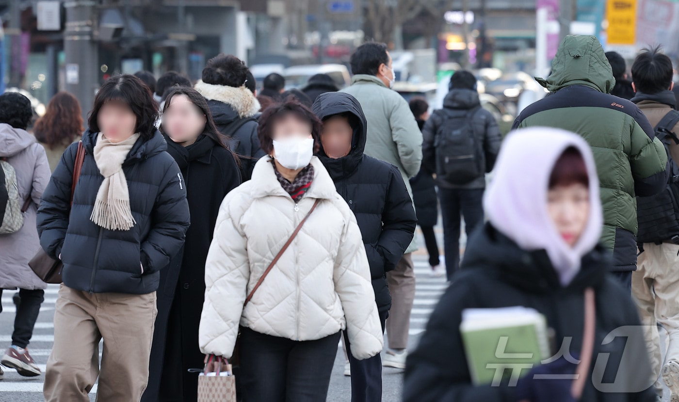 중부 내륙을 중심으로 아침 기온이 크게 떨어지며 영하 10도 안팎의 쌀쌀한 날씨를 보인 6일 오전 서울 종로구 광화문네거리에서 시민들이 출근길 발걸음을 서두르고 있다. 기상청은 이날 아침 최저기온은 -12~0도, 낮 최고기온은 1~9도가 될 것이라며 평년과 비슷하거나 조금 높겠다고 예보했다. 2026.1.6/뉴스1 ⓒ News1 김성진 기자
