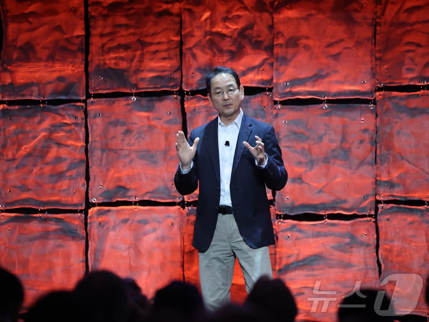 스캇 박 두산밥캣 부회장이 5일(현지시간) 미국 네바다주 라스베이거스 만달레이베이에서 열린 CES 2026 두산밥캣 미디어 컨퍼런스에서 연설을 하고 있다. 2026.1.6/뉴스1 ⓒ News1 황기선 기자