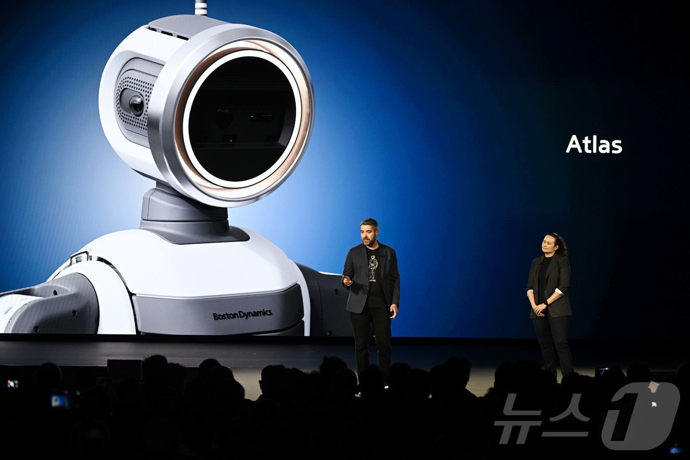 세계 최대 가전·정보기술(IT) 전시회 'CES 2026' 개막을 하루 앞둔 5일(현지시간) 미국 네바다주 라스베이거스 만달레이베이에서 열린 현대차그룹 프레스 컨퍼런스에서 알베르토 로드리게즈 보스턴다이나믹스 아틀라스 행동정책 담당과 캐롤리나 파라다 구글 딥마인드 로보틱스 총괄이 기조연설하고 있다. (공동취재) 2026.1.6/뉴스1 ⓒ News1 황기선 기자