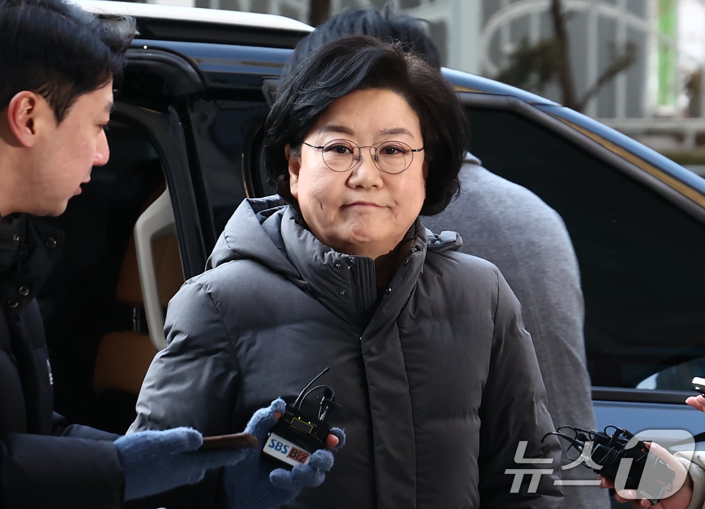 이혜훈 기획예산처 초대 장관 후보자가 6일 오전 서울 중구 예금보험공사에 마련된 인사청문회 준비 사무실로 출근하며 취재진 질의를 듣고 있다. 2026.1.6/뉴스1 ⓒ News1 김민지 기자