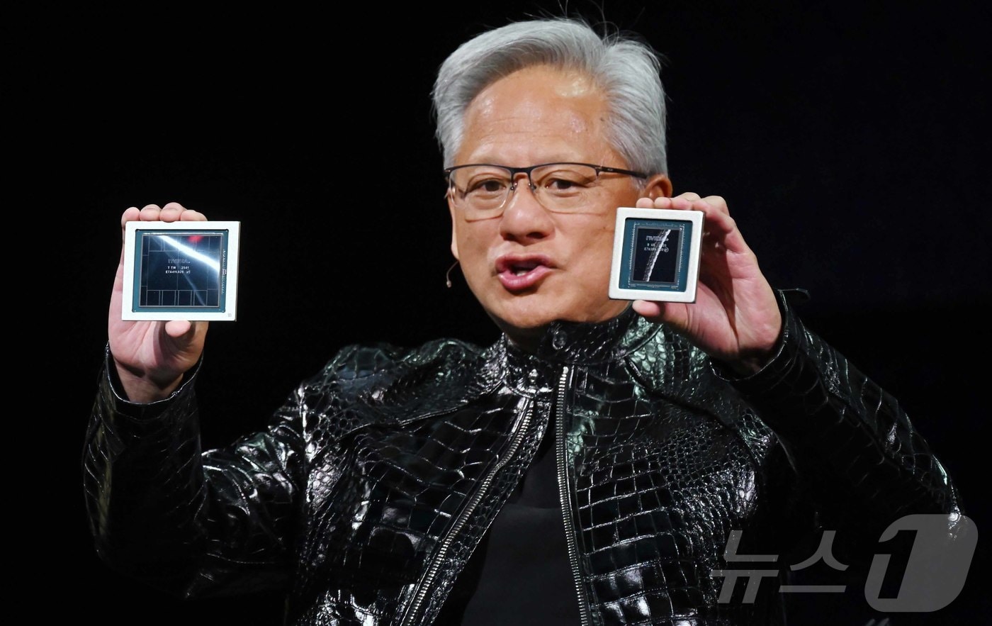 젠슨 황 엔비디아 CEO가 5일(현지시간) 미국 네바다주 라스베이거스 퐁텐블로 호텔에서 열린 엔비디아 CES 2026 라이브에서 루빈 GPU를 선보이고 있다. (공동취재) 2026.1.6 ⓒ 뉴스1 황기선 기자
