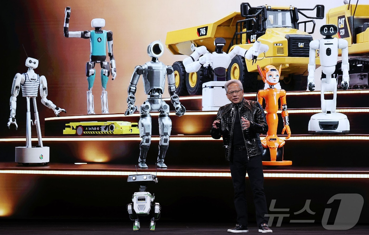 젠슨 황 엔비디아 CEO가 지난달 5일(현지시간) 미국 네바다주 라스베이거스 퐁텐블로 호텔에서 열린 엔비디아 CES 2026 라이브에서 로봇과 함께 기조연설을 하고 있다. (공동취재) 2026.1.6 ⓒ 뉴스1 황기선 기자