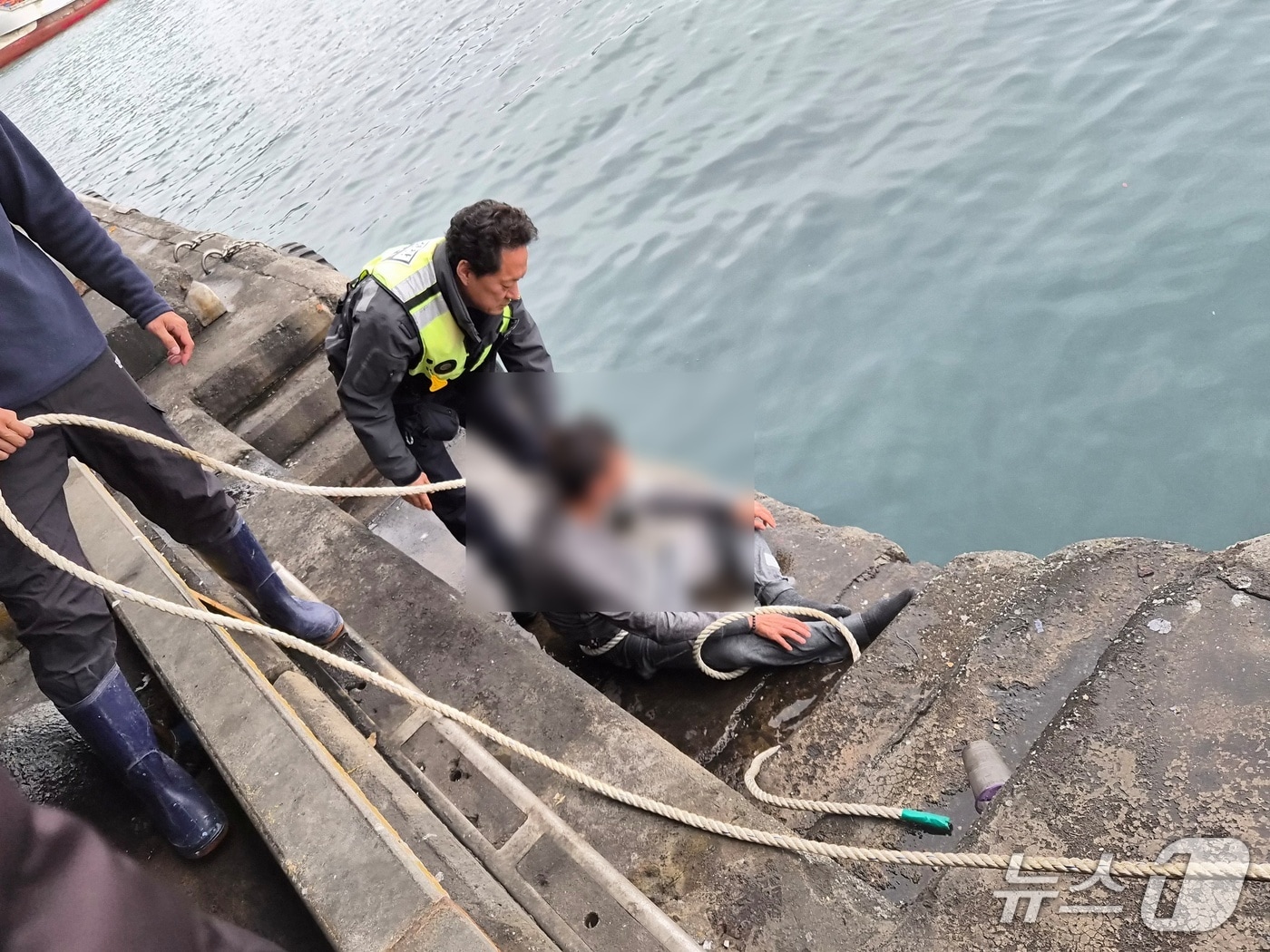 지난 5일 서귀포시 모슬포항에서 발생한 익수 사고.(서귀포해양경찰서 제공. 재판매 및 DB 금지)