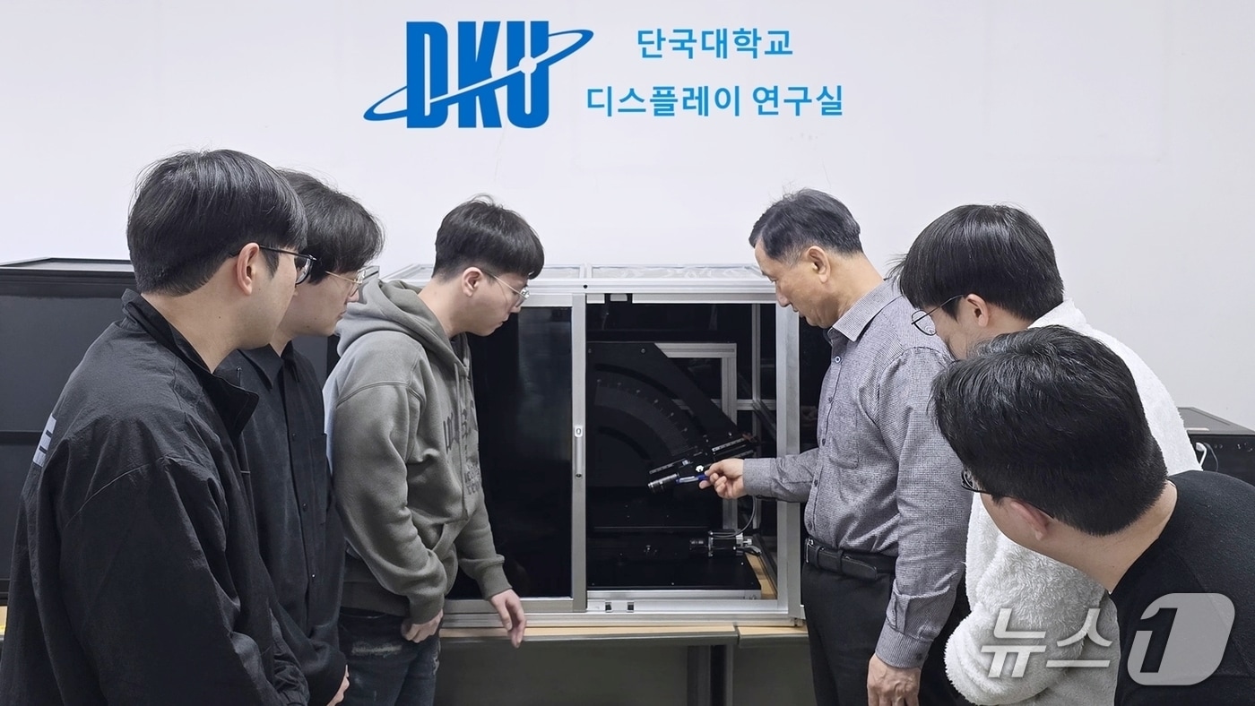 한관영 교수팀이 AI 기반 폴더블 디스플레이 표면 품질 측정 기술을 시연하고 있는 모습.(단국대 제공)