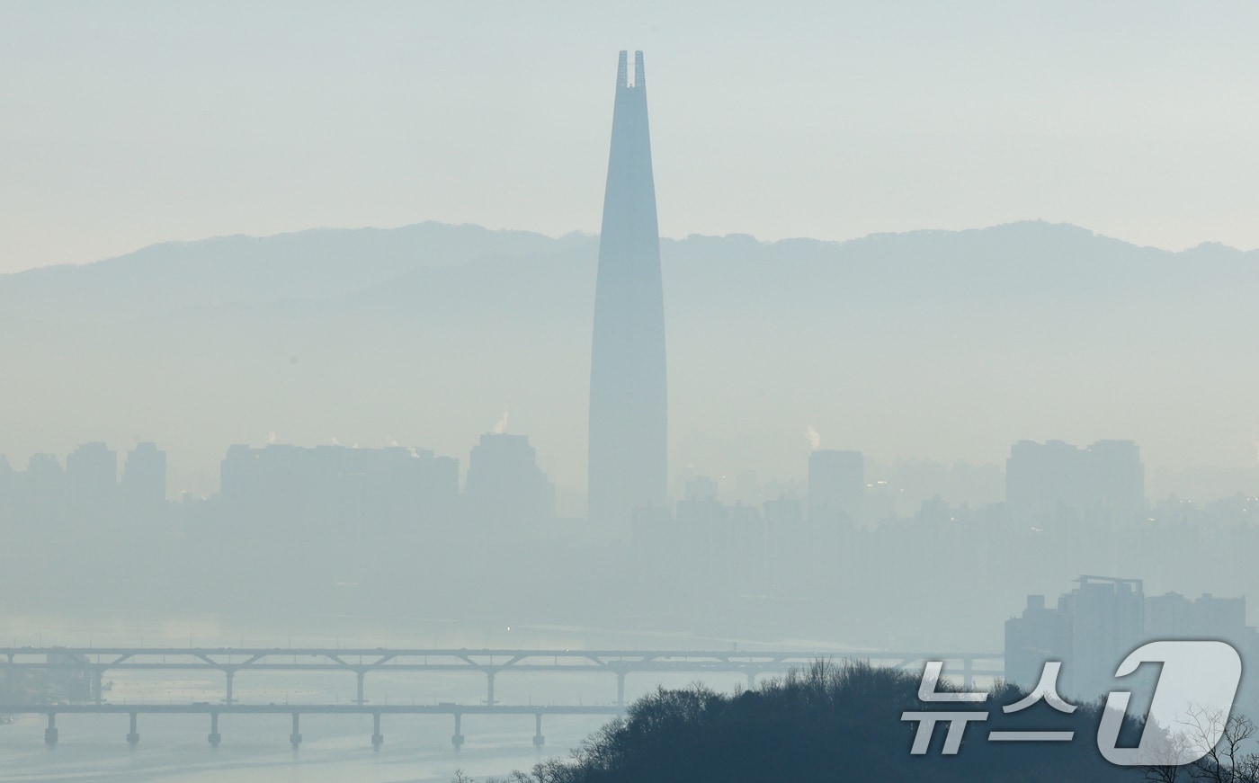 서울 남산에서 바라본 롯데월드타워 인근에 연무가 짙게 깔려 있다. 2026.1.6/뉴스1 ⓒ News1 안은나 기자