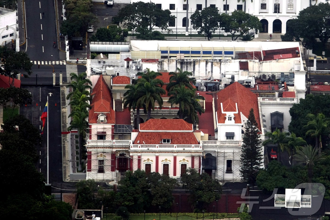 2008년 1월 5일 촬영된 베네수엘라 카라카스 미라플로레스 대통령궁의 항공사진. 2025년 1월 5일 밤, 대통령궁 인근에서 총격이 발생했다고 목격자들이 전했으며, 정부 관계자는 상황이 통제되고 있다고 밝혔다. 이는 1월 3일 미군이 니콜라스 마두로 전 대통령을 군사작전으로 축출한 뒤 벌어진 사건이다.2008.01.05. ⓒ AFP=뉴스1