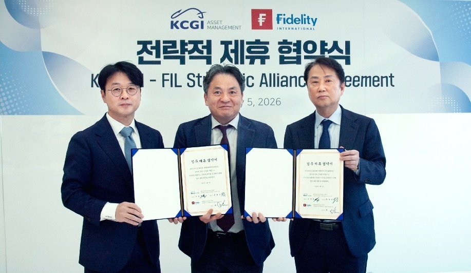 사진 왼쪽부터 목대균 KCGI자산운용 대표이사, 권준 피델리티자산운용 대표이사, 조원복 KCGI자산운용 대표이사, 사진 제공:KCGI자산운용