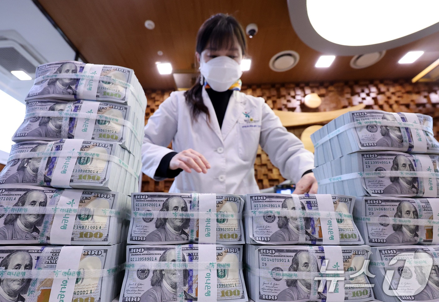6일 서울 중구 하나은행 위변조대응센터에서 직원이 달러화를 정리하고 있다. 2026.1.6/뉴스1 ⓒ News1 박지혜 기자