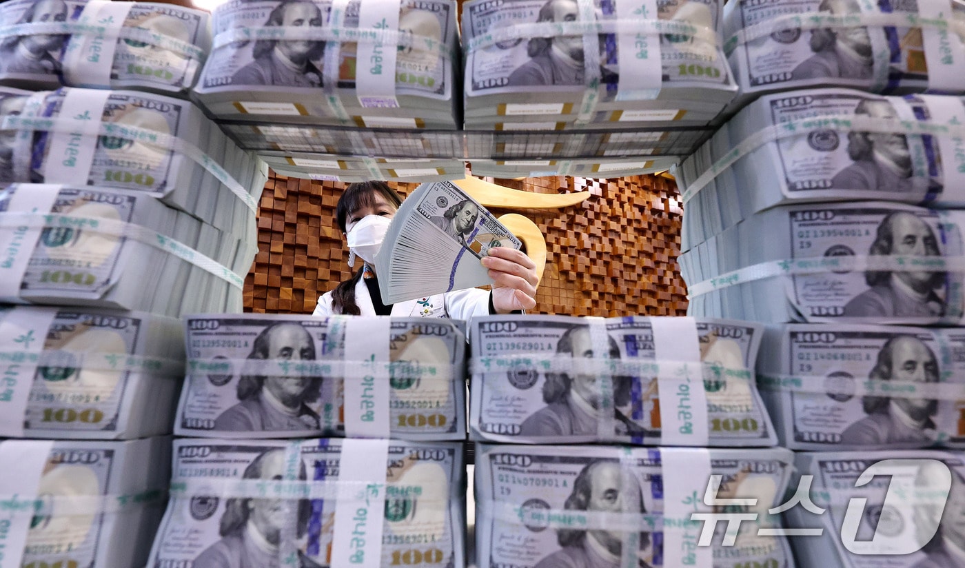 6일 서울 중구 하나은행 위변조대응센터에서 직원이 달러화를 정리하고 있다. 2026.1.6/뉴스1 ⓒ News1 박지혜 기자