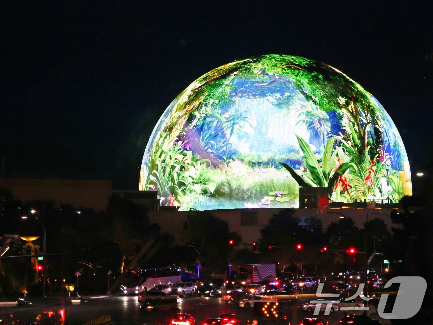 세계 최대 IT(정보기술)·가전 전시회 'CES 2026' 개막을 하루 앞둔 5일(현지시간) 미국 네바다주 라스베이거스 도심에 위치한 세계 최대 구형 LED 디스플레이 '스피어'가 빛나고 있다. 2026.1.6/뉴스1 ⓒ News1 황기선 기자
