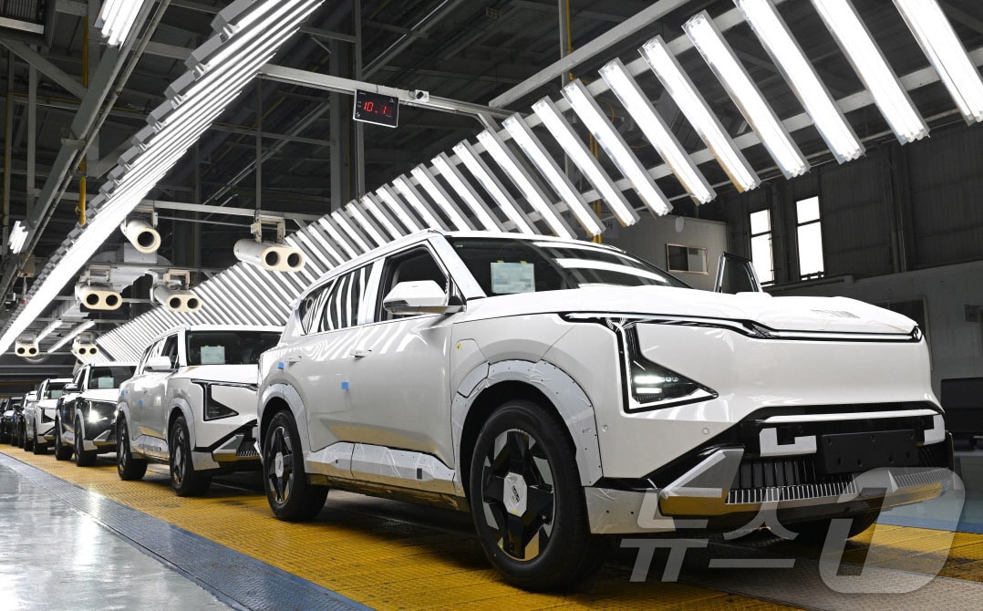 車 5부제 '전기차 빠지고 하이브리드 포함'...EV 판매 날개단다 - 뉴스 썸네일 이미지