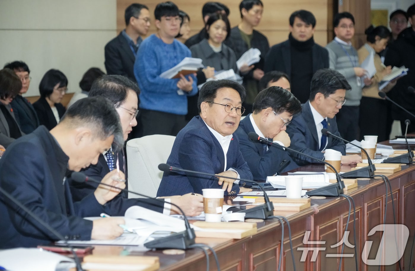 강기정 광주광역시장이 6일 오전 광주시의회 대회의실에서 시의원들과 광주·전남 행정통합 관련 간담회를 갖고 행정통합 추진사항을 논의하고 있다.(광주광역시 제공. 재판매 및 DB금지) 2026.1.6/뉴스1 