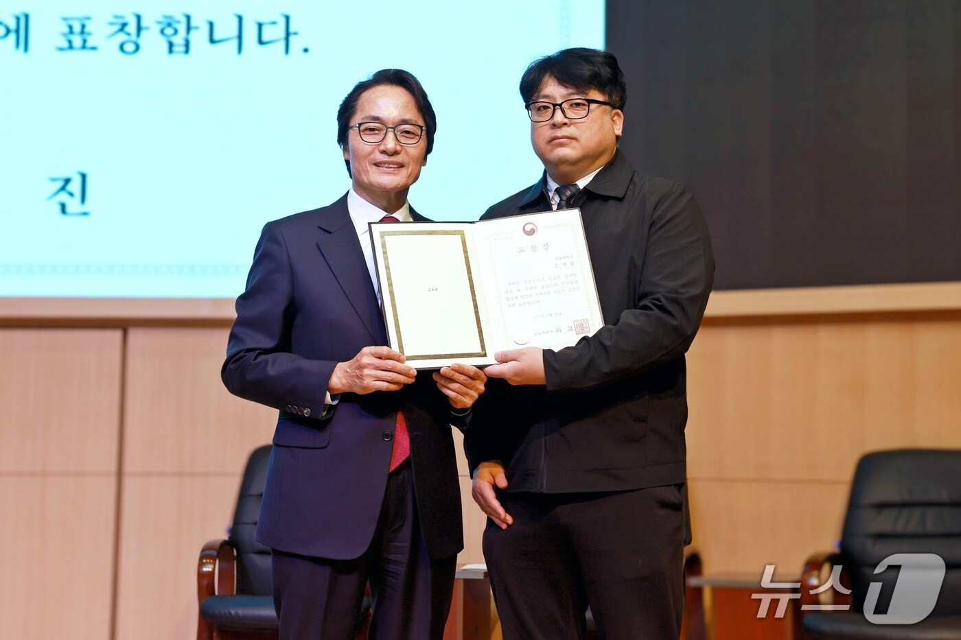 삼육대 제해종 총장(왼쪽)과 조재성 과장.(삼육대 제공)