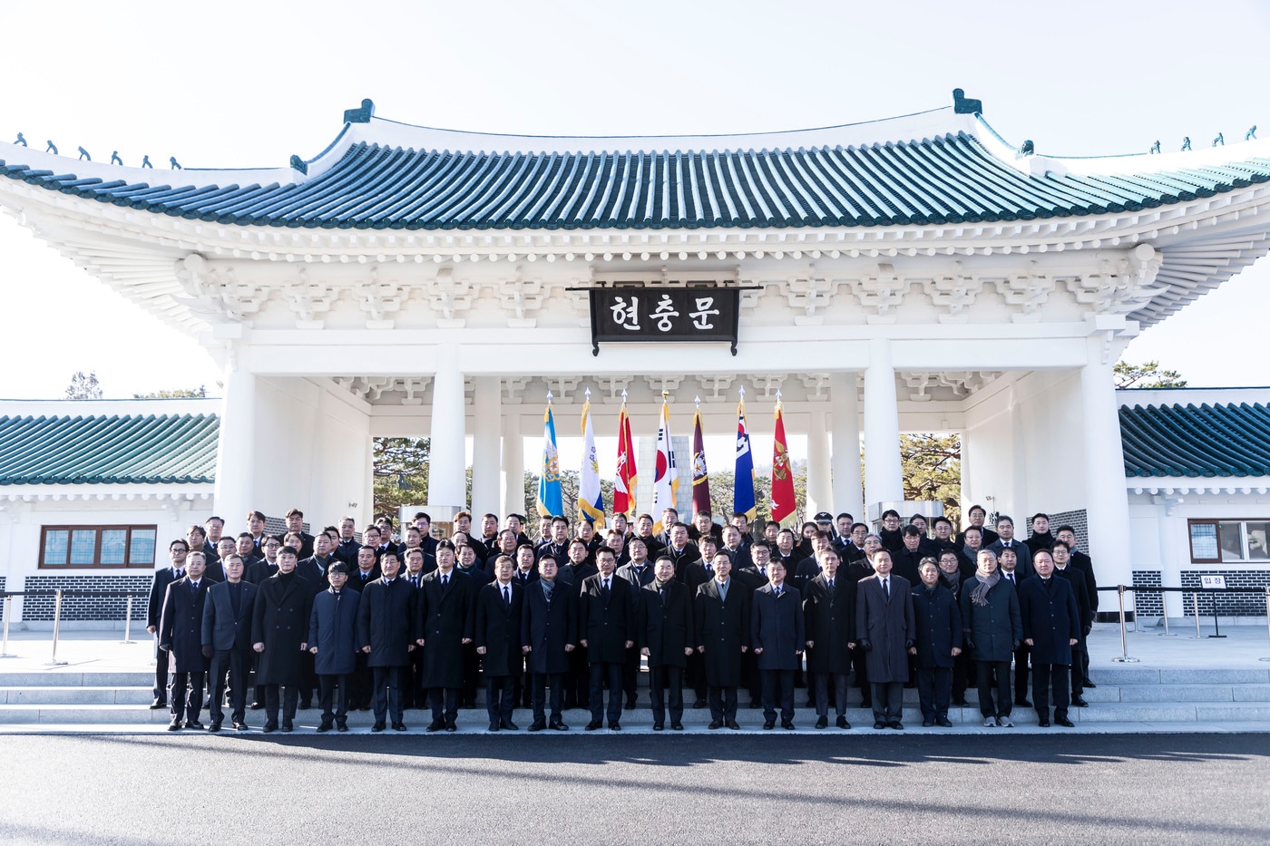 구본상 LIG 회장과 LIG넥스원 경영진을 비롯해 LIG 계열사 주요 임직원들이 6일 서울현충원을 찾아 애국 시무식을 진행했다. (LIG넥스원 제공)