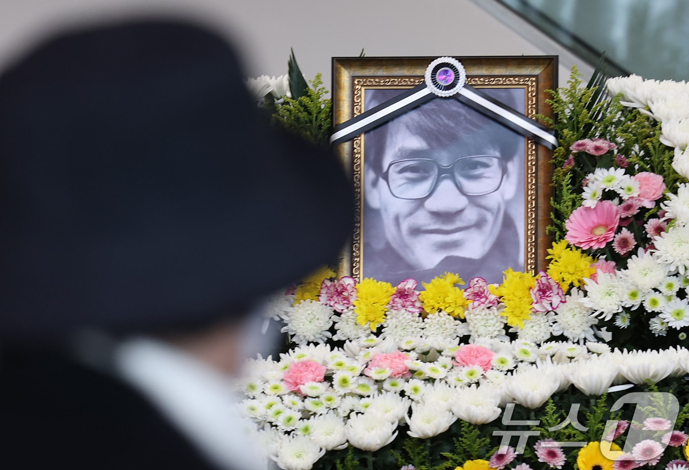 6일 오후 서울 중구 서울영화센터에 마련된 '국민배우' 고 안성기 시민 추모공간을 찾은 시민들이 고인을 추모하고 있다. 충무로 서울영화센터는 오는 8일 오후 6시까지 추모 공간을 운영한다. 2026.1.6/뉴스1 ⓒ News1 오대일 기자