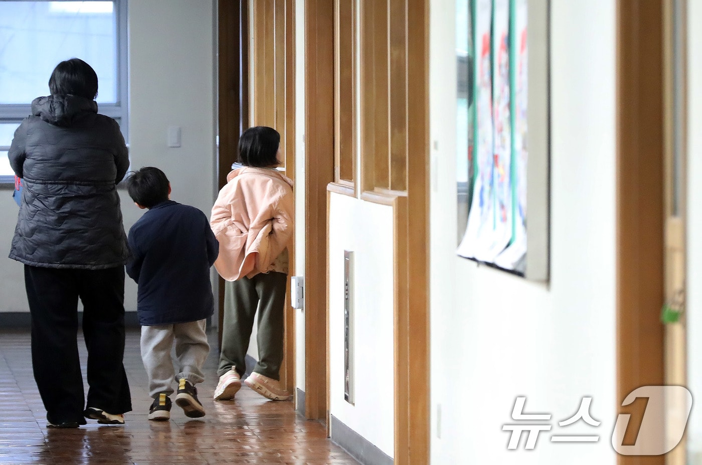 2026학년도 부산지역 공립 초등학교 신입생 예비소집이 진행된 6일 오후 부산 연제구 창신초등학교에서 예비 초등학생들이 1학년 교실을 살펴보고 있다. 2026.1.6 ⓒ 뉴스1 윤일지 기자