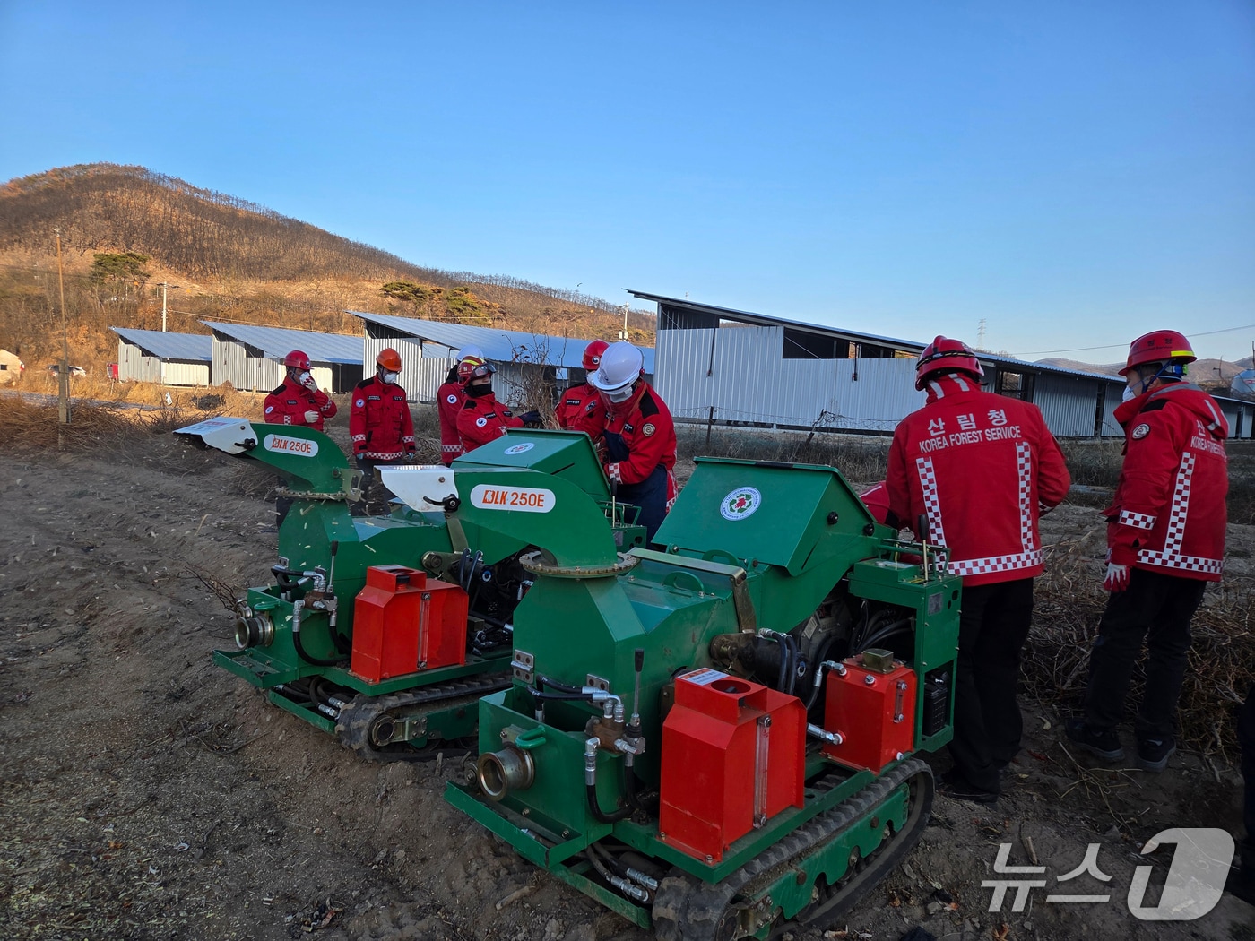 남부지방산림청 영덕국유림관리소는 6일 창수면 갈천리 일원에서 산불 예방을 위해 파쇄기로 영농부산물을 처리하고 있다. (영덕국유림관리소제공, 재판매 및 DB금지) 2026.1.6/뉴스1