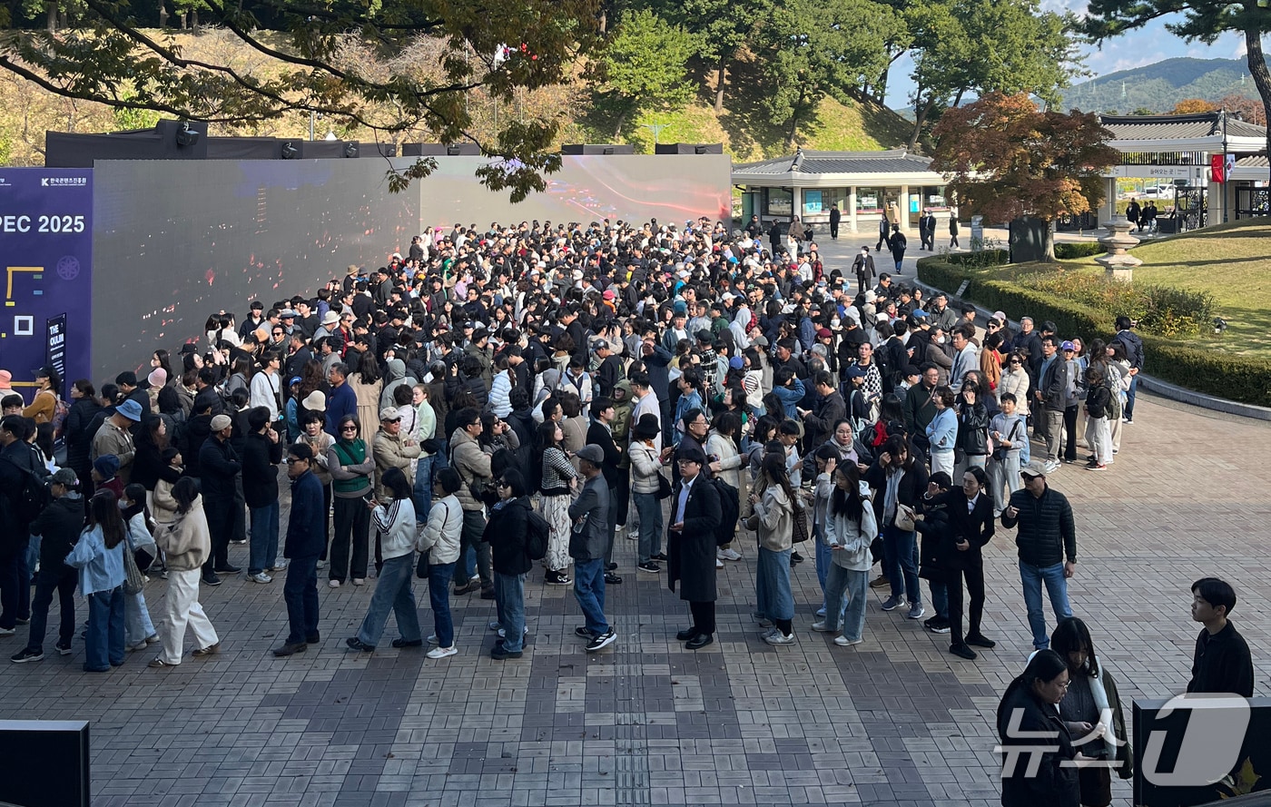 지난해 국립경주박물관을 찾은 관람객이 198만명에 달한 것으로 나타났다. 사진은 APEC 정상회의 기간 열린 '신라금관 특별전'을 관람하기 몰린 관광객 모습.(국립경주박물관 제공, 재판매 및 DB금지) 2026.1.6/뉴스1
