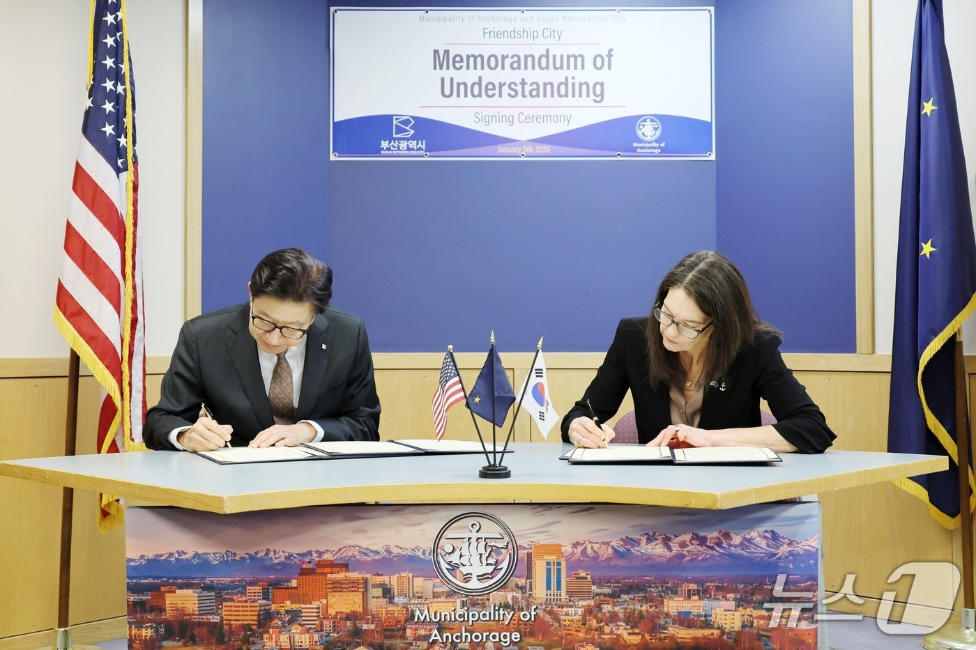 박형준 부산시장(왼쪽)과 수잔 라프랑스 앵커리지시장이 우호협력도시 협정 체결을 맺고 있다.(부산시 제공. 재판매 및 DB 금지)