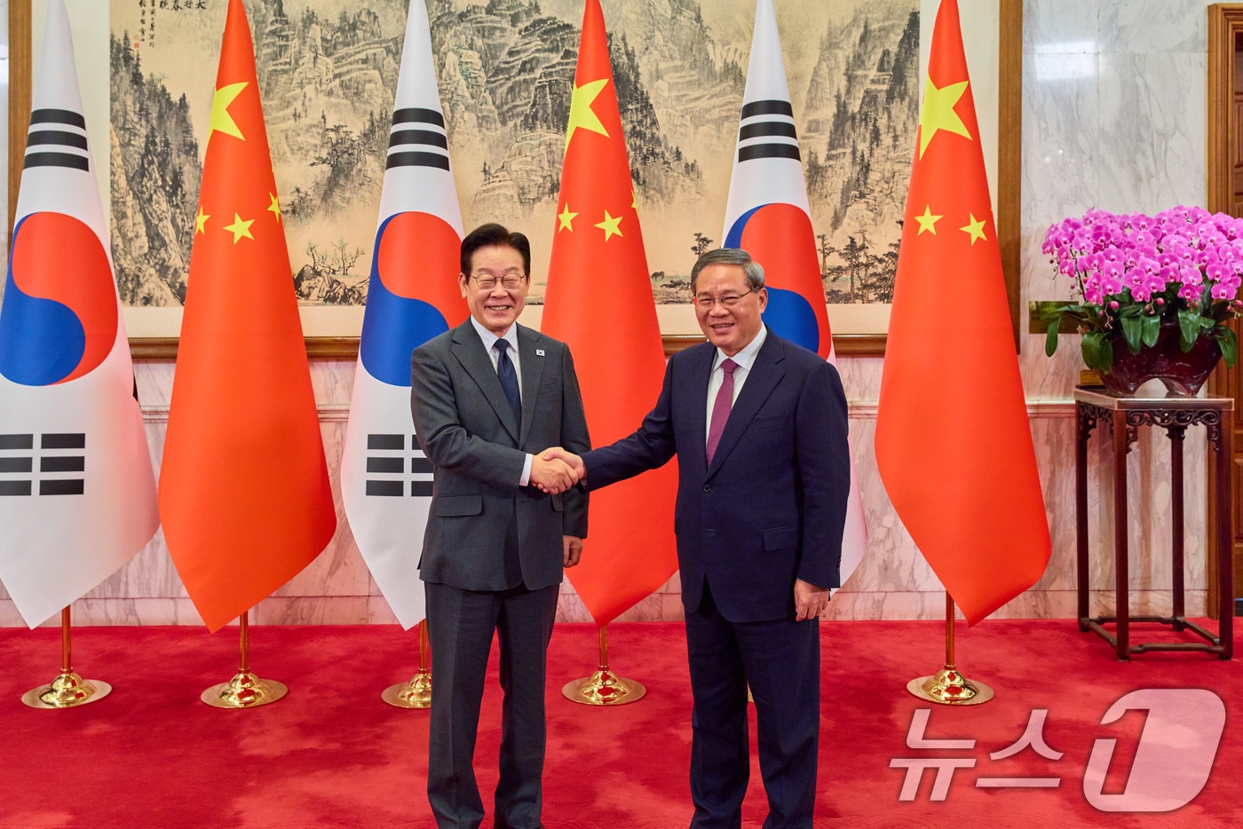 중국을 국빈방문 중인 이재명 대통령이 지난 6일 베이징 조어대에서 리창 총리와 악수하고 있다. (공동취재) 2026.1.6/뉴스1 ⓒ News1 허경 기자