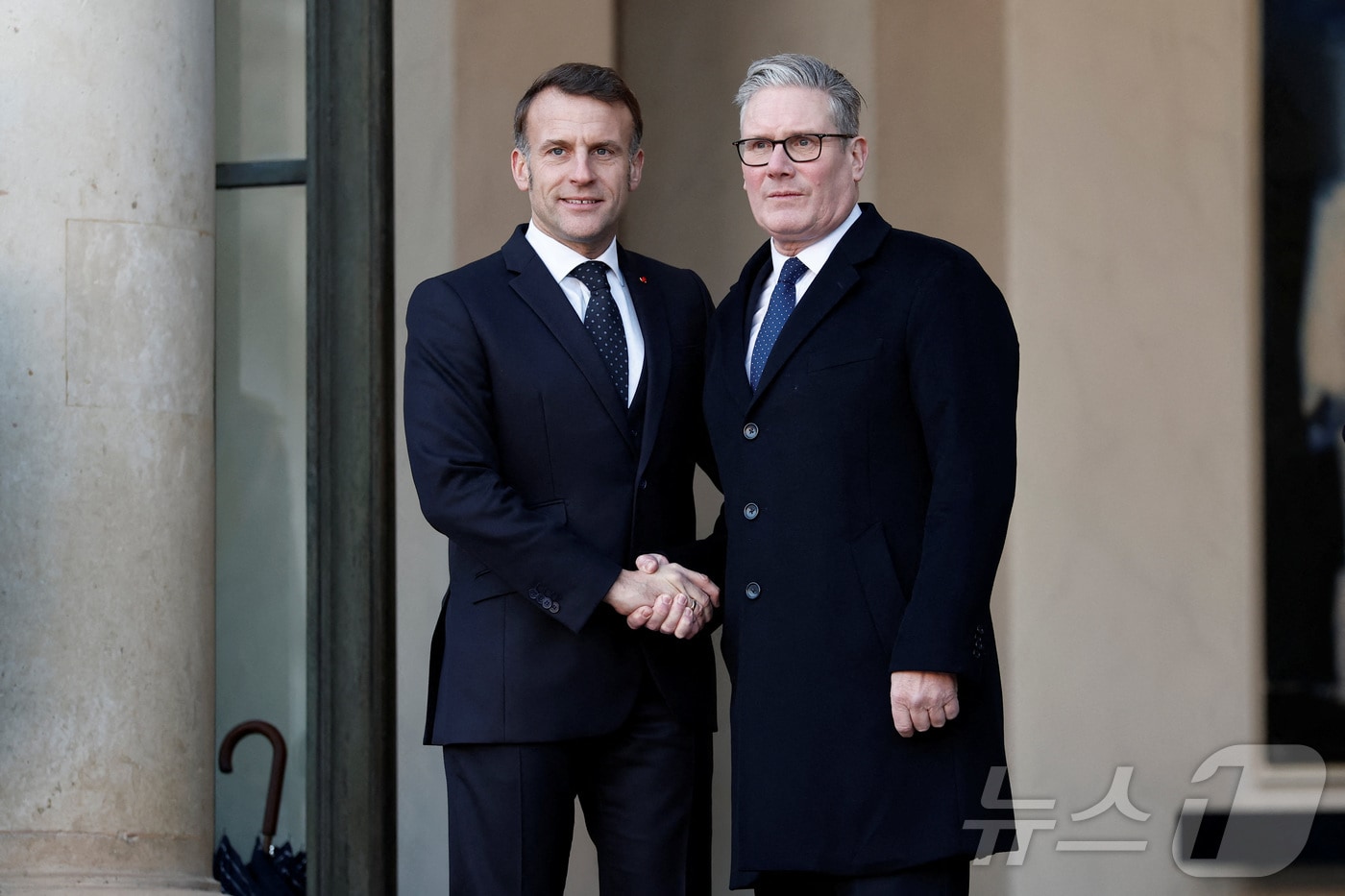 에마뉘엘 마크롱 프랑스 대통령과 키어 스타머 영국 총리가 6일 파리 엘리제궁에서 열릴 '의지의 연합' 정상회의에 앞서 악수를 나누며 기념 촬영을 하고 있다. 2026.1.6 ⓒ 로이터=뉴스1 ⓒ News1 강민경 기자
