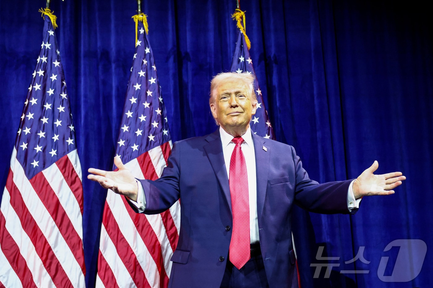 도널드 트럼프 미국 대통령이 6일(현지시간) 워싱턴DC '트럼프-케네디 센터'에서 열린 공화당 하원 연례 정책회의에서 연설하기 위해 연단에 오르고 있다. 2026.01.06. ⓒ 로이터=뉴스1 ⓒ News1 류정민 특파원