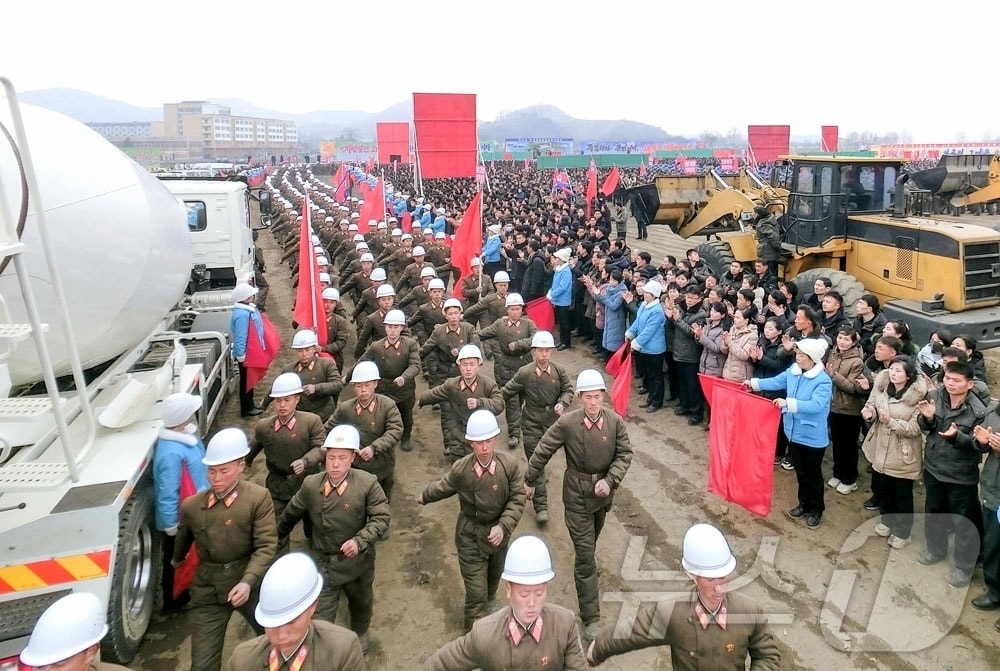 (평양 노동신문=뉴스1) = 북한 노동당 기관지 노동신문은 7일 "위대한 당 중앙의 현명한 영도 아래 전국 모든 지역이 균형적으로 동시다발적으로 진보하는 전면적부흥의 새시대가 펼쳐지고 있다"라고 보도했다. [국내에서만 사용가능. 재배포 금지. DB 금지. For Use Only in the Republic of Korea. Redistribution Prohibited] rodongphoto@news1.kr