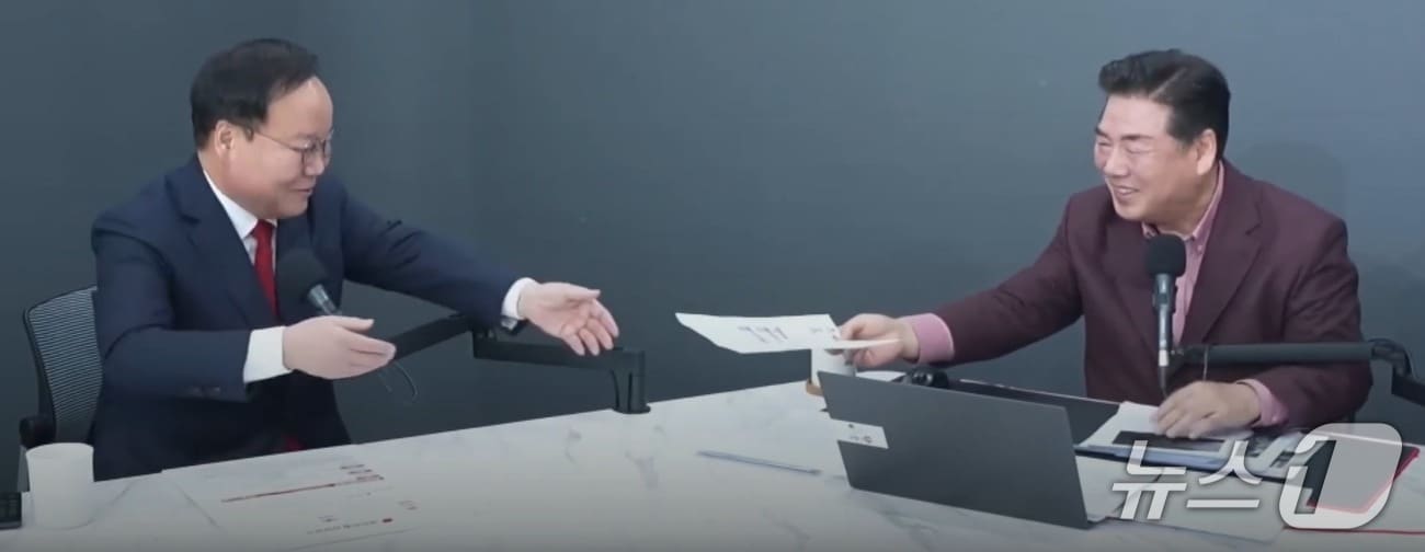  지난 5일 유튜브 방송 '고성국TV'에서 운영자 고성국 씨(오른쪽)가 김재원 국민의힘 최고위원에게 현장에서 작성한 입단원서를 전하고 있다. (유튜브 갈무리) ⓒ 뉴스1