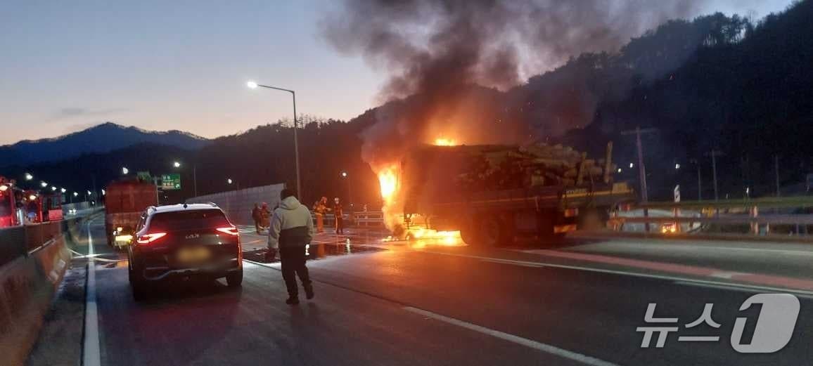 영월 차량화재.(강원도소방본부 제공, 재판매 및 DB 금지) 2026.1.7/뉴스1
