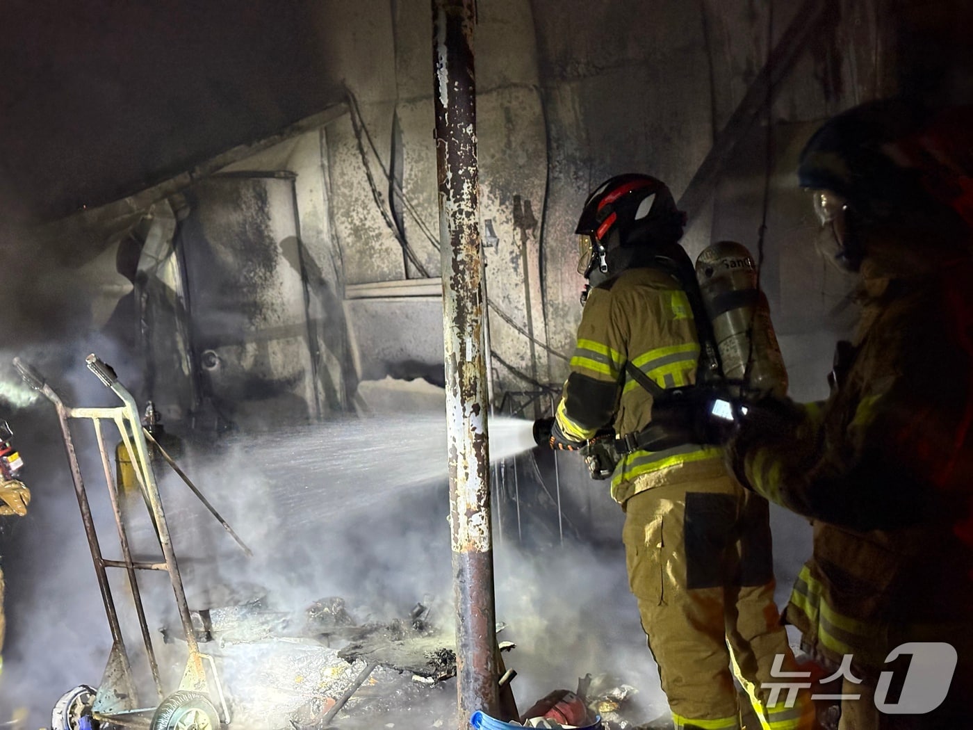 6일 오후 7시쯤 영천시 화룡동의 택시회사 건물에서 불이나 소방 대원들이 진화하고 있다.(경북소방본부 제공. 재판매 및 DB 금지)2026.1.7/뉴스1