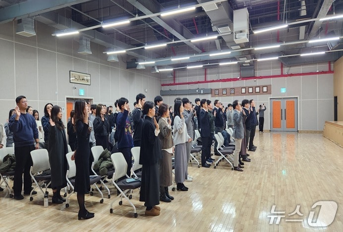 인권경영 실천을 다짐하며 선서하는 인천관광공사 전 직원들 (인천관광공사 제공.재판매 및 DB금지)