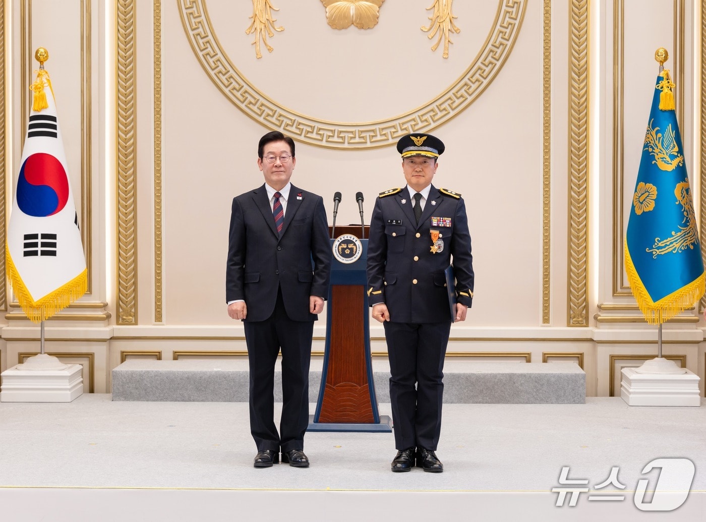 김해인 경감(사진 오른쪽)이 이재명 대통령과 기념 사진을 촬영하고 있는 모습(해양경찰청 제공/뉴스1)