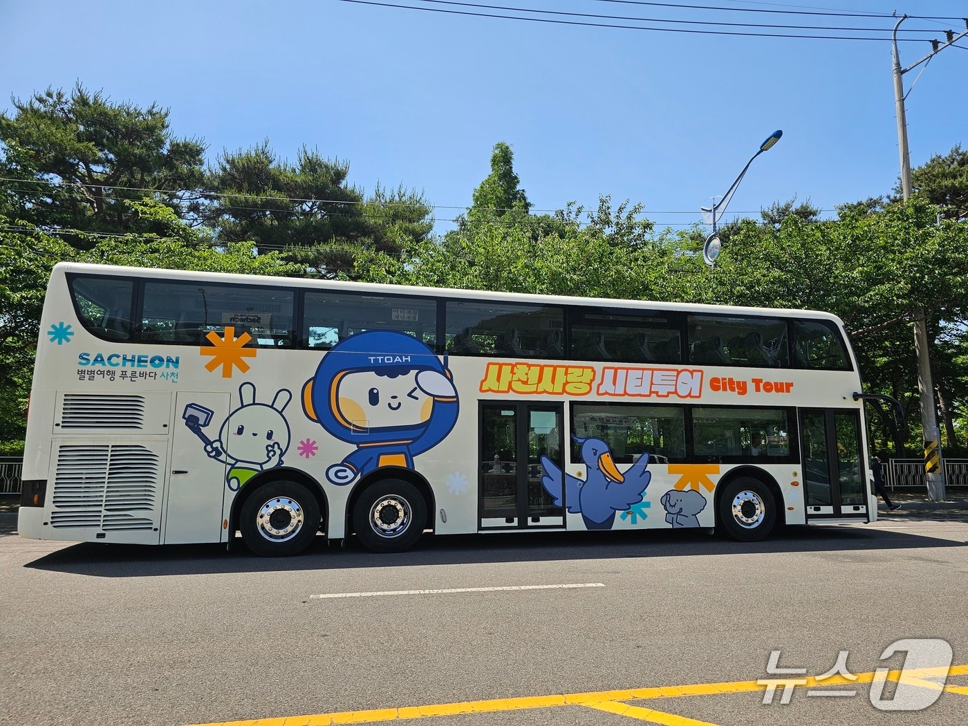 '사천사랑 시티투어' 버스(사천시 제공. 재판매 및 DB금지).