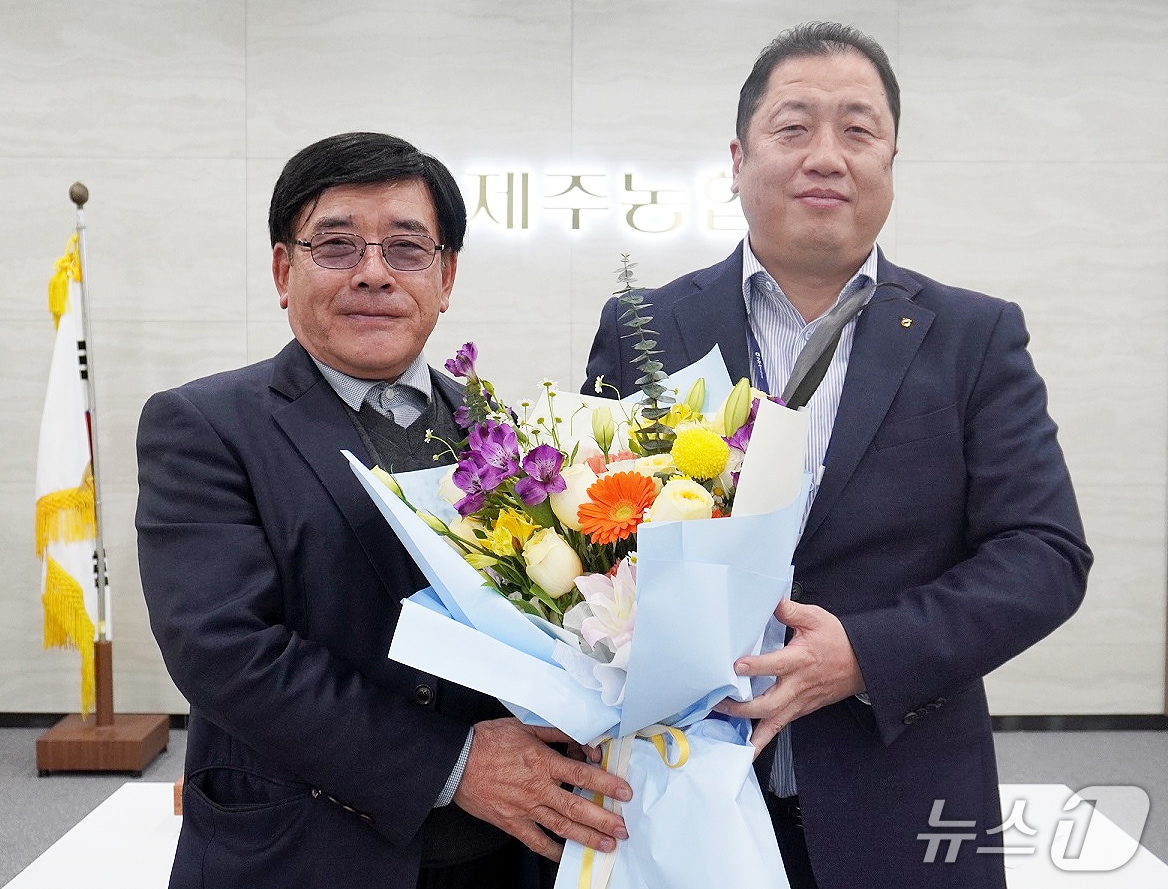 김승만 신임 제주농협채소조합공동사업법인 대표이사(오른쪽).(제주농협채소조합공동사업법인 제공, 재판매 및 DB 금지)
