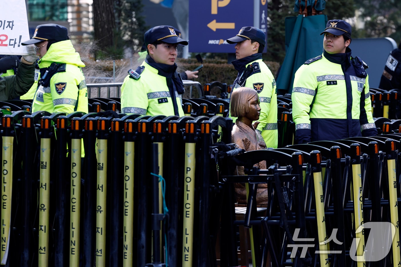 7일 낮 서울 종로구 중학동 옛 일본대사관 앞 평화의 소녀상 주위에서 경찰이 소녀상을 지키고 있다. 2026.1.7/뉴스1 ⓒ News1 박정호 기자