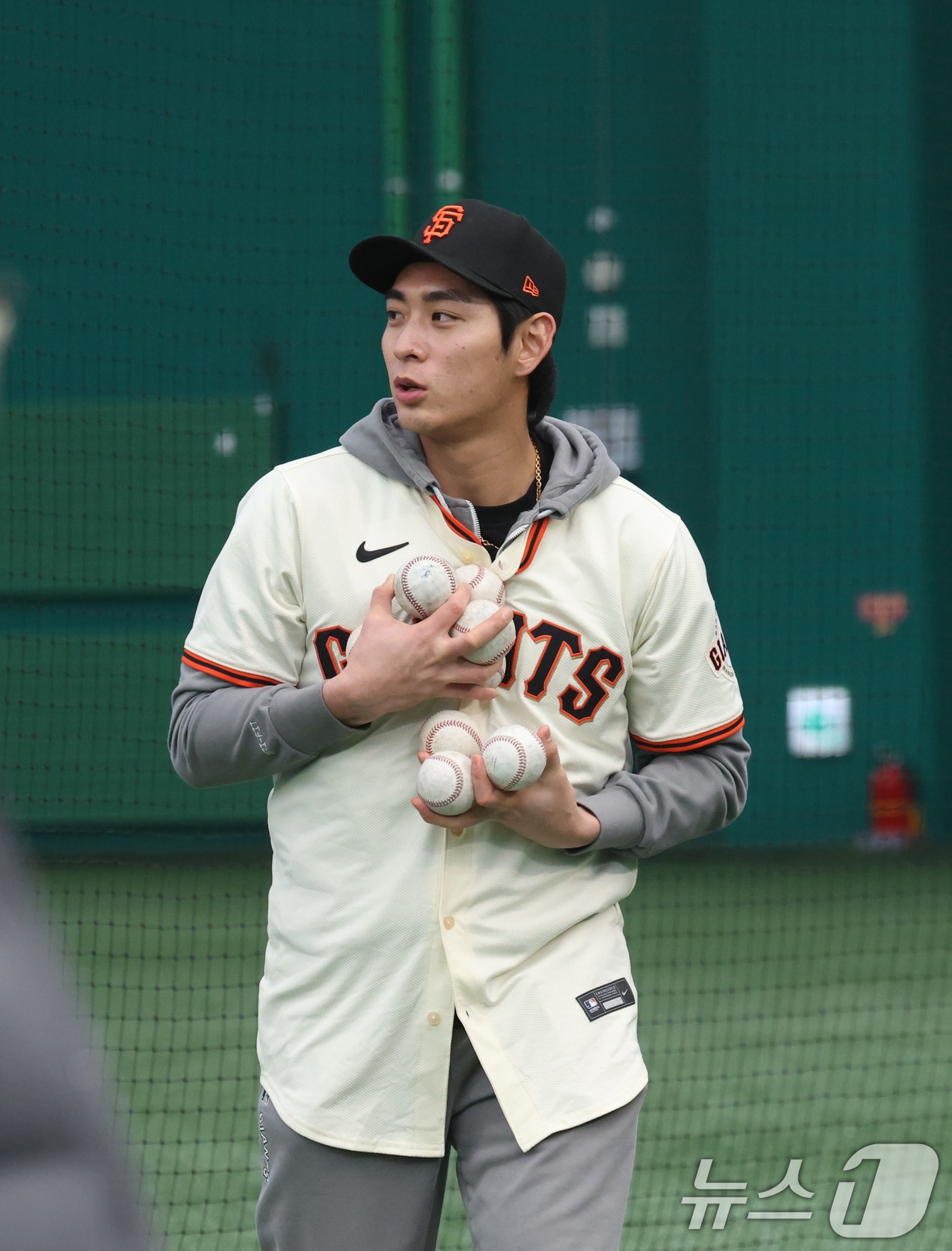 미국 프로야구 메이저리그(MLB) 샌프란시스코 자이언츠 이정후가 7일 경기 이천시 LG 챔피언스파크에서 볼을 줍고 있다. 2026.1.7/뉴스1 ⓒ News1 김영운 기자
